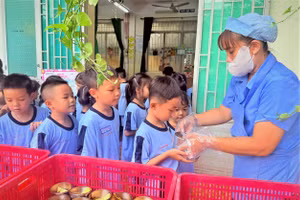 Học sinh Trường Tiểu học Thuận Kiều (phường Đông Hưng Thuận) trong bữa ăn bán trú. Ảnh: MA