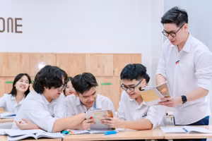 Thầy Nguyễn Trọng Trường và học sinh Trường THCS-THPT Phenikaa trong giờ Ngữ văn. Ảnh: NTCC.