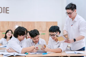 Thầy Nguyễn Trọng Trường và học sinh Trường THCS-THPT Phenikaa trong giờ Ngữ văn. Ảnh: NTCC.