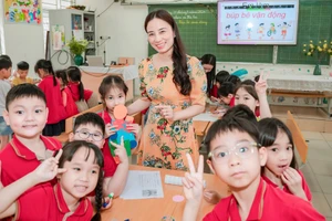 Cô trò Trường Tiểu học Vĩnh Hưng (Vĩnh Hưng, Hà Nội).