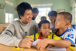 “Thầy giáo nhí” Viết Minh luôn dành sự quan tâm, yêu thương cho các em nhỏ. 