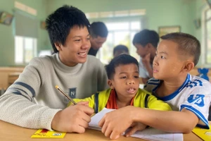 “Thầy giáo nhí” Viết Minh luôn dành sự quan tâm, yêu thương cho các em nhỏ.
