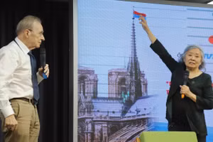 Ông Olivier Parriaux kể lại 30 tiếng cùng 2 người bạn treo lá cờ Mặt trận Dân tộc Giải phóng miền Nam trên đỉnh Nhà thờ Đức Bà Paris. Ảnh: L.N.