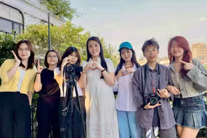 Nhà báo Ngọc Đinh (Đinh Bích Ngọc) chia sẻ với sinh viên Khoa Truyền thông Quốc tế, Học viện Ngoại giao về nghề báo. Ảnh: NVCC