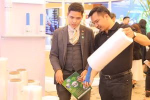 Sản phẩm tái chế được giới thiệu tại triển lãm ở TPHCM. Ảnh: Hà An