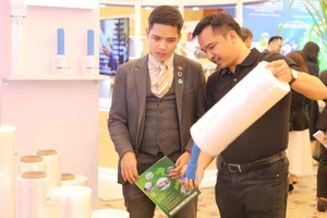 Sản phẩm tái chế được giới thiệu tại triển lãm ở TPHCM. Ảnh: Hà An