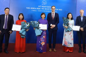 Trao Giải thưởng L’Oréal - UNESCO Vì sự phát triển phụ nữ trong khoa học cho 3 nhà khoa học nữ xuất sắc năm 2022. Ảnh: INPC