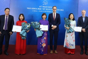 Trao Giải thưởng L’Oréal - UNESCO Vì sự phát triển phụ nữ trong khoa học cho 3 nhà khoa học nữ xuất sắc năm 2022. Ảnh: INPC