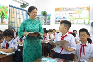 Cô trò Trường Tiểu học Vĩnh Nguyên 1 (phường Nha Trang, Khánh Hòa). Ảnh minh họa: INT