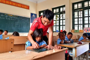 Luật Nhà giáo đã đề cập đến một số chính sách đặc thù nhằm thu hút giáo viên vùng khó. Ảnh: ITN