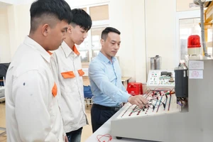 Sinh viên Trường Cao đẳng Nghề Hà Nam (Ninh Bình) trong giờ thực hành dưới sự hướng dẫn của giảng viên. Ảnh: Khôi Nguyên