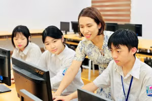 Cô, trò Trường THCS Long Biên (Hà Nội) trong phòng máy tính. Ảnh: Đình Tuệ