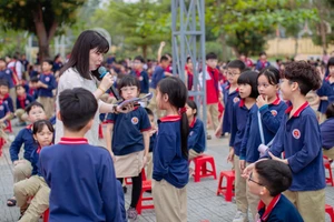 Học sinh Trường Tiểu học Trần Nhân Tông (Nam Định, Ninh Bình) hào hứng tham gia hoạt động giao lưu trong giờ sinh hoạt tập thể.