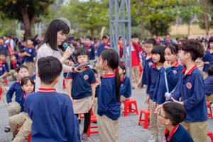 Học sinh Trường Tiểu học Trần Nhân Tông (Nam Định, Ninh Bình) hào hứng tham gia hoạt động giao lưu trong giờ sinh hoạt tập thể.