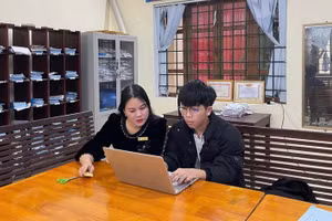 Ngoài hoạt động chuyên môn, cô Hồng Cẩm còn trực tiếp hướng dẫn học sinh thực hiện các đề tài nghiên cứu khoa học. 