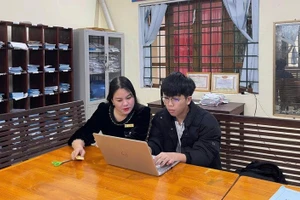 Ngoài hoạt động chuyên môn, cô Hồng Cẩm còn trực tiếp hướng dẫn học sinh thực hiện các đề tài nghiên cứu khoa học. 