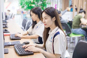 Sinh viên Trường Đại học Mở TPHCM. Ảnh: NTCC