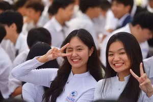 Nữ sinh TPHCM trong ngày khai giảng năm học 2024 - 2025. Ảnh minh họa: INT