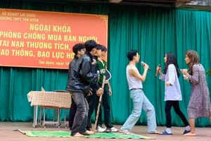 Học sinh Trường THPT Tân Uyên (Lai Châu) sân khấu hóa kiến thức pháp luật về phòng chống buôn bán người. Ảnh: Hà Thuận