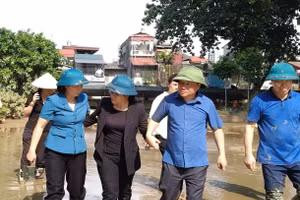 Thứ trưởng Bộ GD&ĐT Nguyễn Thị Kim Chi vào thăm cơ sở trường học tại thành phố Yên Bái (tỉnh Yên Bái). Ảnh: ITN