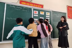 Cô Phạm Thị Thanh Hà và học trò trong giờ học. Ảnh: NVCC