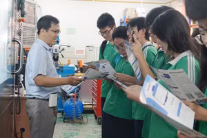 Học sinh Trường THPT Tây Thạnh (TPHCM) tham quan, trải nghiệm cơ sở vật chất, môi trường học tập tại Trường Đại học Quốc tế (Đại học Quốc gia TPHCM), tháng 10/2025. Ảnh: Bùi Diễn