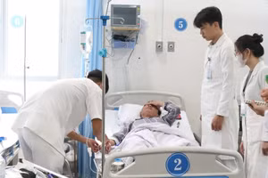 Sinh viên Y khoa Trường Đại học Tân Tạo thực tập tại bệnh viện. Ảnh: BVĐHYTT