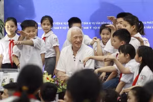 Các em học sinh hào hứng giao lưu với nhà văn Vũ Hùng. Ảnh: docsachcungcon.com.