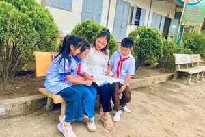 Cô, trò Trường PTDTBT Tiểu học Bằng Thành 1 (xã Bằng Thành, Thái Nguyên) nỗ lực vượt khó thi đua dạy - học tốt. Ảnh: NTCC