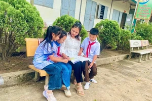 Cô, trò Trường PTDTBT Tiểu học Bằng Thành 1 (xã Bằng Thành, Thái Nguyên) nỗ lực vượt khó thi đua dạy - học tốt. Ảnh: NTCC