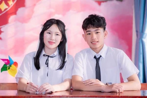 Lê Nguyễn Mỹ Huyền (bên trái - lớp 9A3) thủ khoa chuyên Hóa, Trường THPT chuyên Hà Tĩnh.