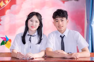 Lê Nguyễn Mỹ Huyền (bên trái - lớp 9A3) thủ khoa chuyên Hóa, Trường THPT chuyên Hà Tĩnh.