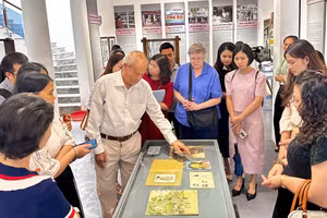 Lớp tập huấn đến Bảo tàng Nhiếp ảnh Lai Xá. Ảnh: BTHN