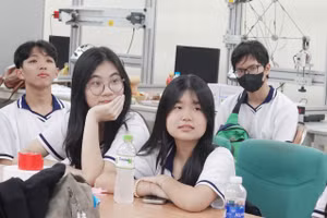 Học sinh trải nghiệm môi trường học tập ở bậc đại học tại Trường Đại học Quốc tế (Đại học Quốc gia TP Hồ Chí Minh). Ảnh: Lê Nam