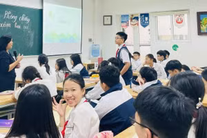 Học sinh Trường THCS Ngô Sĩ Liên (Hoàn Kiếm, Hà Nội) được trang bị kiến thức về phòng chống xâm hại. Ảnh: NTCC