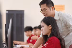 Giáo viên cần hướng dẫn học sinh sử dụng công nghệ hỗ trợ học tập hợp lý, không bị phụ thuộc. Ảnh: Xuân Phú