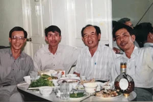 Thầy Đoàn Minh Tân (ngồi thứ hai từ phải qua) cùng trò Dinh, Khương và tôi (Chụp tại nhà tôi ở TPHCM ngày 30/4/1989). Ảnh: NVCC