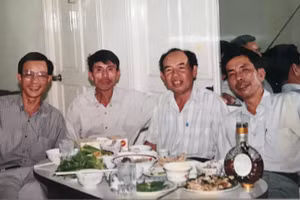 Thầy Đoàn Minh Tân (ngồi thứ hai từ phải qua) cùng trò Dinh, Khương và tôi (Chụp tại nhà tôi ở TPHCM ngày 30/4/1989). Ảnh: NVCC