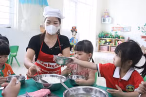 Nhân viên nuôi dưỡng tại Trường Mầm non Hoa Sơn (Ứng Hòa, Hà Nội) cho trẻ ăn trưa. Ảnh: Khôi Nguyên