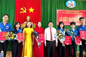 Lễ kết nạp đảng viên tại Trường THPT Nguyễn Bỉnh Khiêm (Đắk Lắk) năm 2023. Ảnh: Thành Tâm