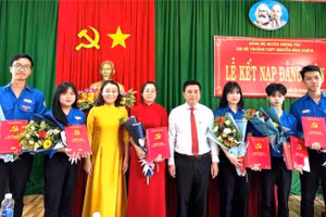 Lễ kết nạp đảng viên tại Trường THPT Nguyễn Bỉnh Khiêm (Đắk Lắk) năm 2023. Ảnh: Thành Tâm