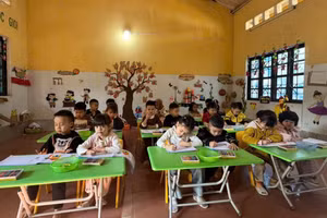 Cơ sở vật chất còn nhiều hạn chế, khiến công tác dạy và học gặp khó khăn.