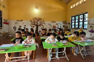 Cơ sở vật chất còn nhiều hạn chế, khiến công tác dạy và học gặp khó khăn.