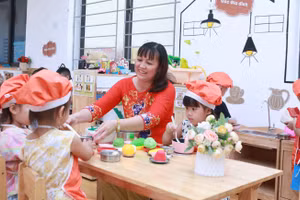 Cô giáo hướng dẫn hoạt động góc cho trẻ tại Trường Mầm non Họa Mi (Hoàng Liệt, Hà Nội). Ảnh: Khôi Nguyên