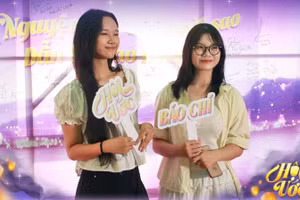 Sinh viên Trần Anh Đào (bên phải) tại lễ chào đón tân sinh viên khóa 2025. Ảnh: NVCC