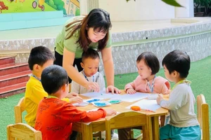 Cô và trò Trường Mầm non Việt Triều Hữu nghị (Hà Nội). Ảnh: ITN