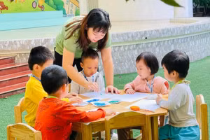 Cô và trò Trường Mầm non Việt Triều Hữu nghị (Hà Nội). Ảnh: ITN