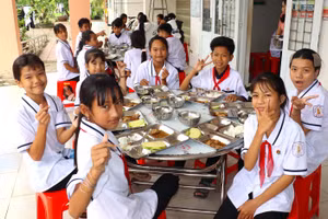 Bữa ăn bán trú tại Trường PTDTNT THCS Danh Thị Tươi. Ảnh: QM