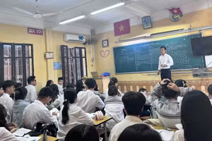 Thầy trò Trường THPT Marie Curie trong giờ học. Ảnh: Linh An