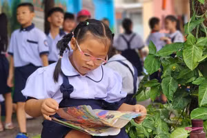 Học sinh Trường Tiểu học Đặng Trần Côn (Quận 4, TPHCM) đọc sách tại Không gian văn hóa Hồ Chí Minh. Ảnh: T.H